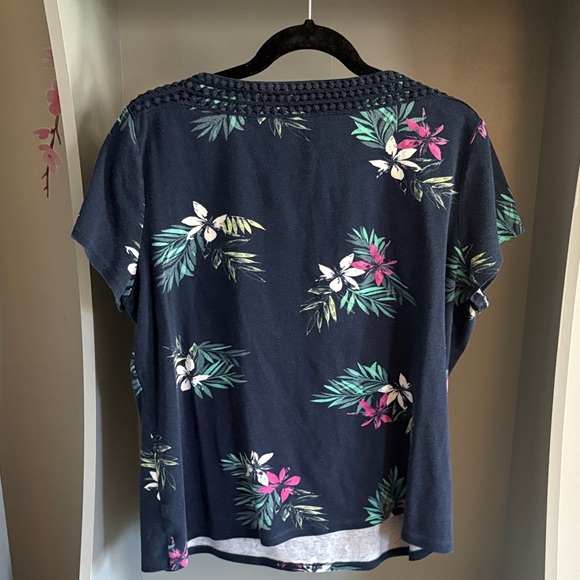 Croft & Barrow Dark Blue Tropical Print Short Sleeve Top - Picture 3 of 3